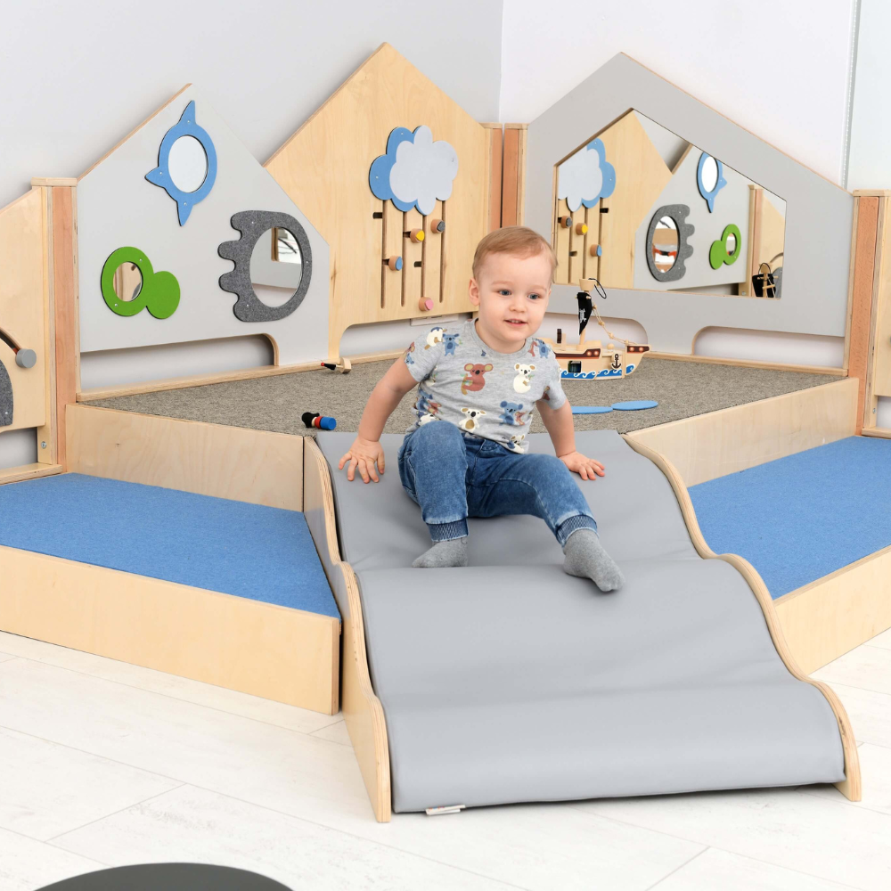 Spielpodest im Gruppenraum in der Kita