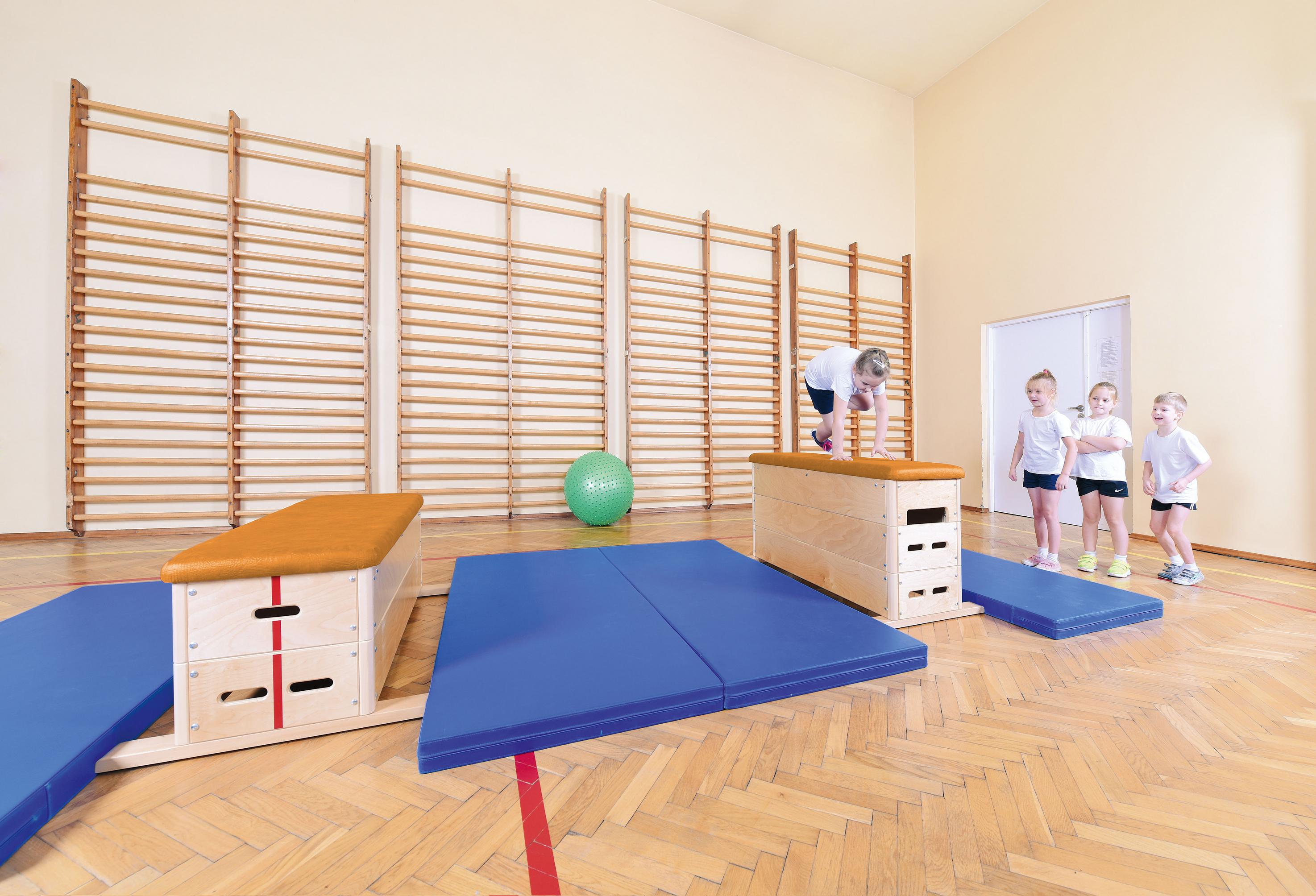 Sprungkasten für Turnhalle, Kinder turnen in Sporthalle.