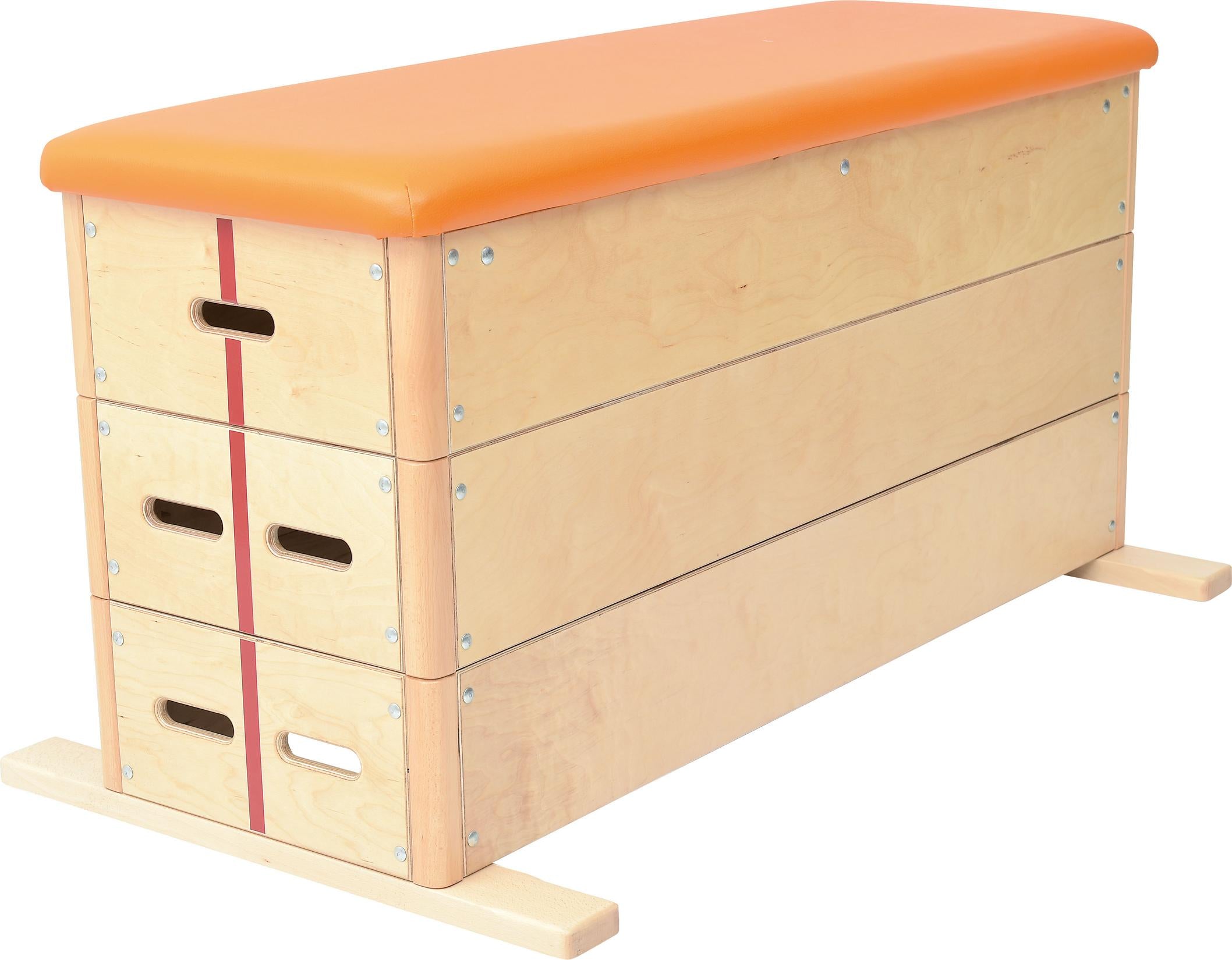 Sprungkasten für Turnhalle, dreiteilig und stabil gebaut.