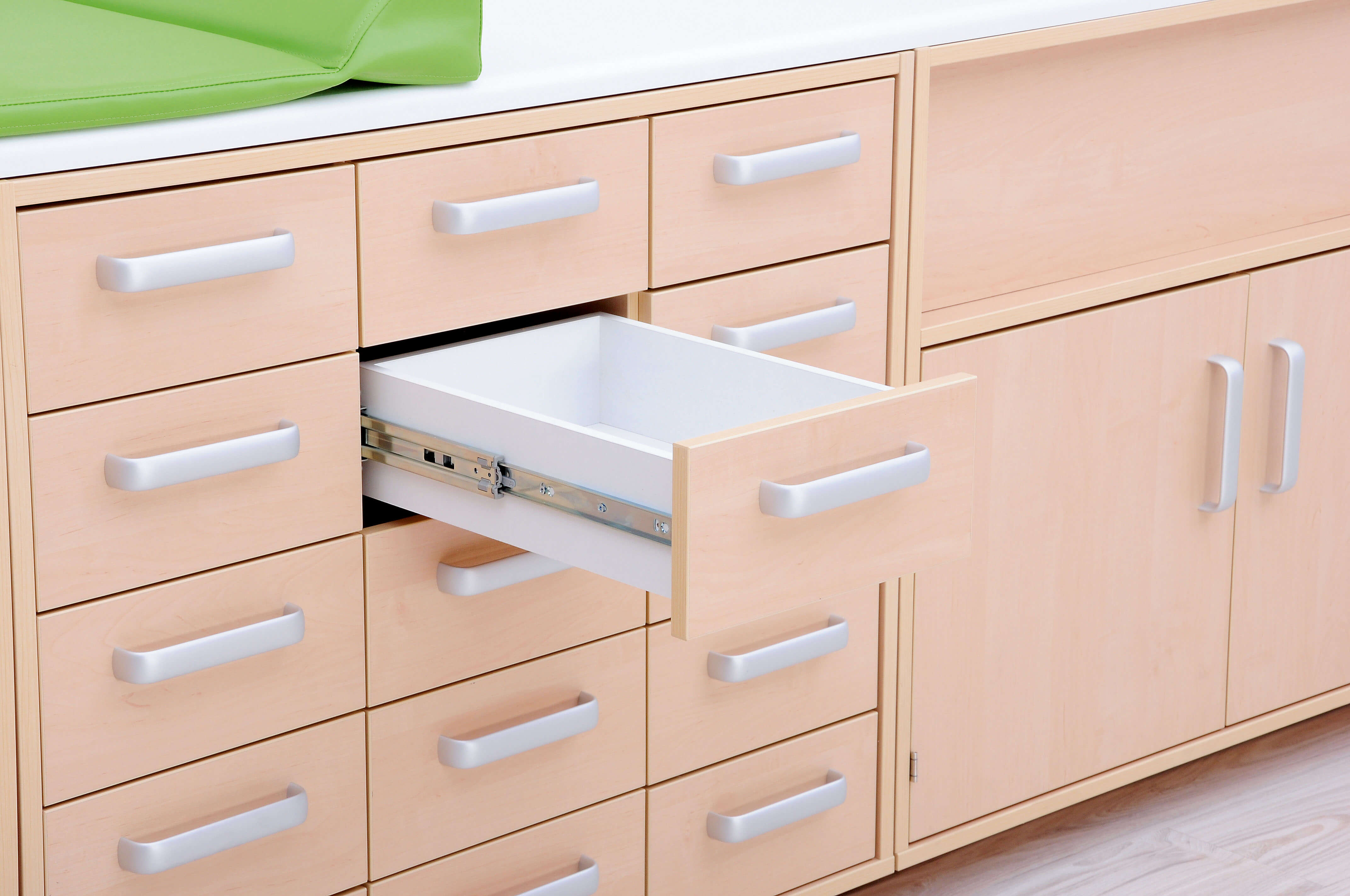 Wickelkommoden-Landschaft XXL mit Treppe und Waschbecken/Badewanne. Geeignet für die Krippe, Kita & Kindergarten.