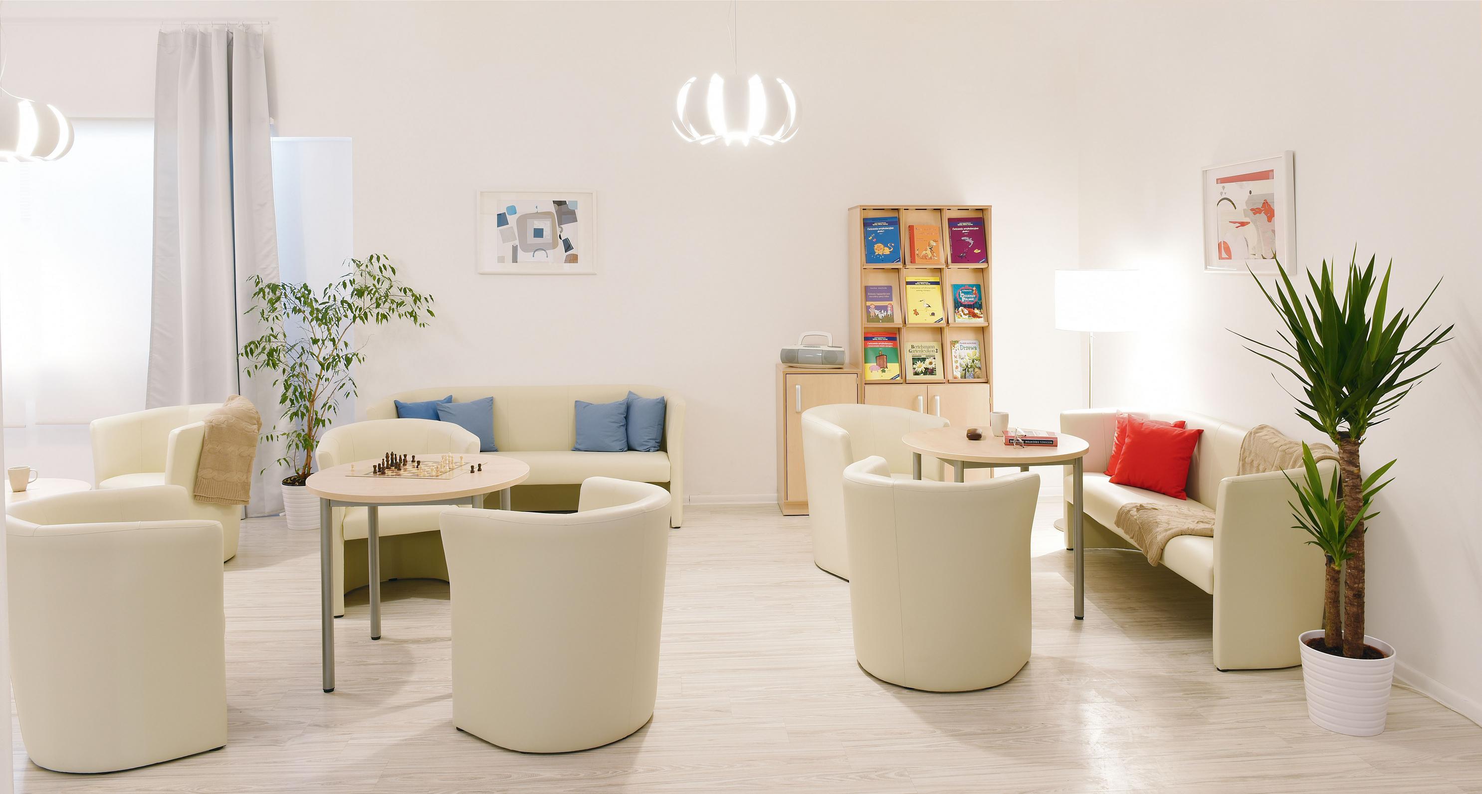 Zeitschriftenregal mit Schrank im gemütlichen Gemeinschaftsraum. - Produkt wird im Kindergarten oder Schule genutzt.