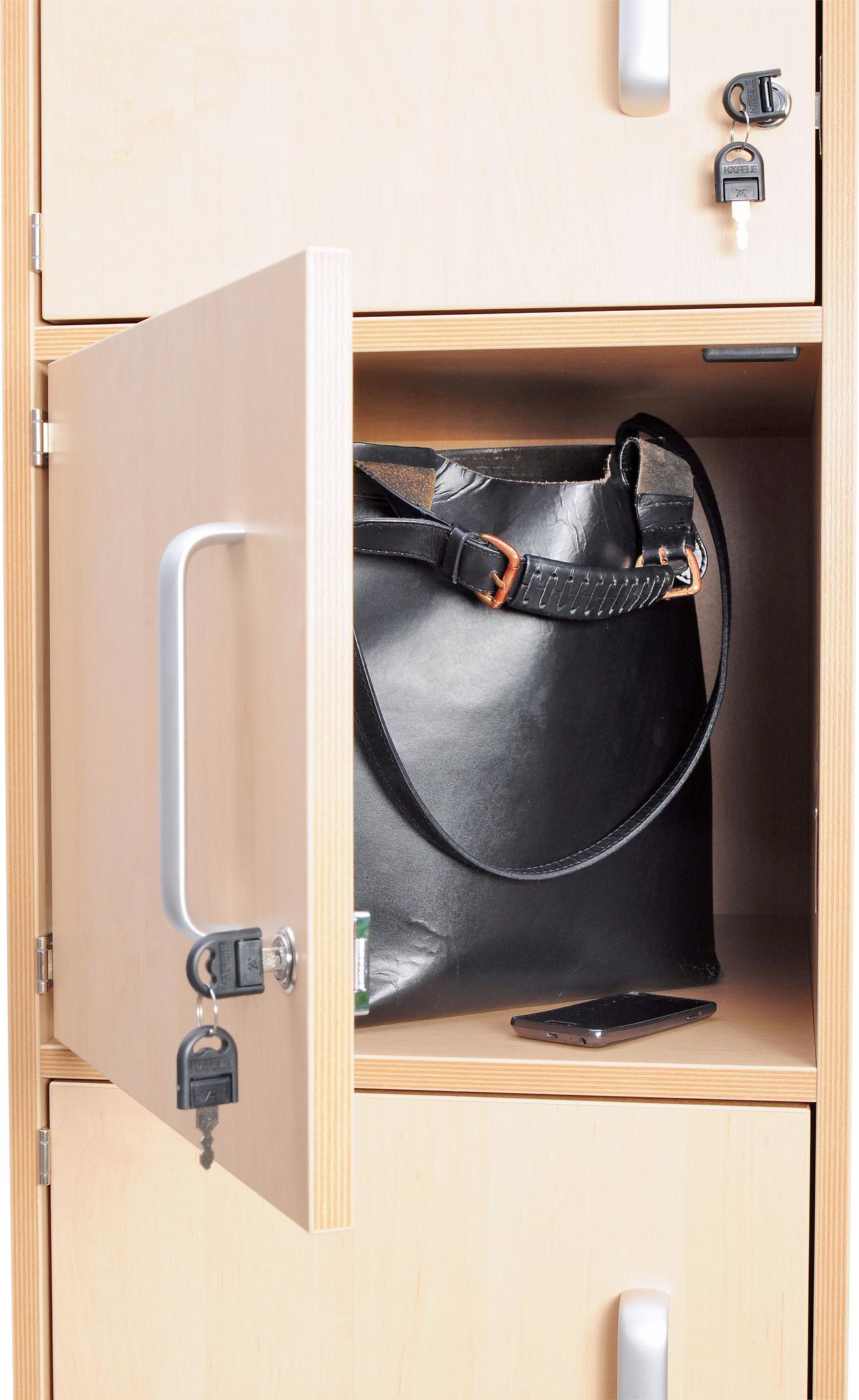 Flexi Eigentumsschrank mit Tasche und Smartphone im Fach.
