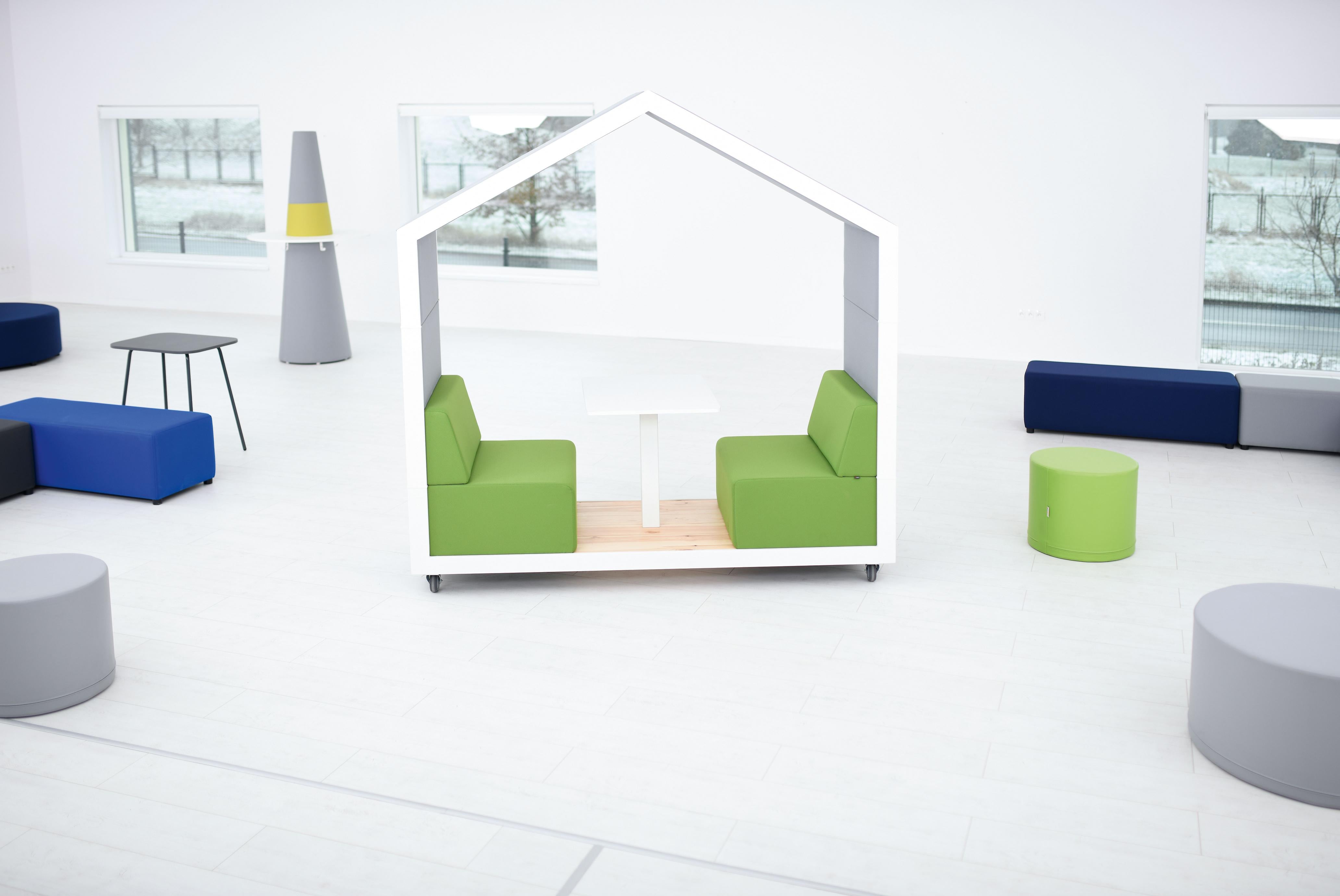 Meeting Pod: Gemütliche grüne Sitze mit Tisch, Schuleinrichtung