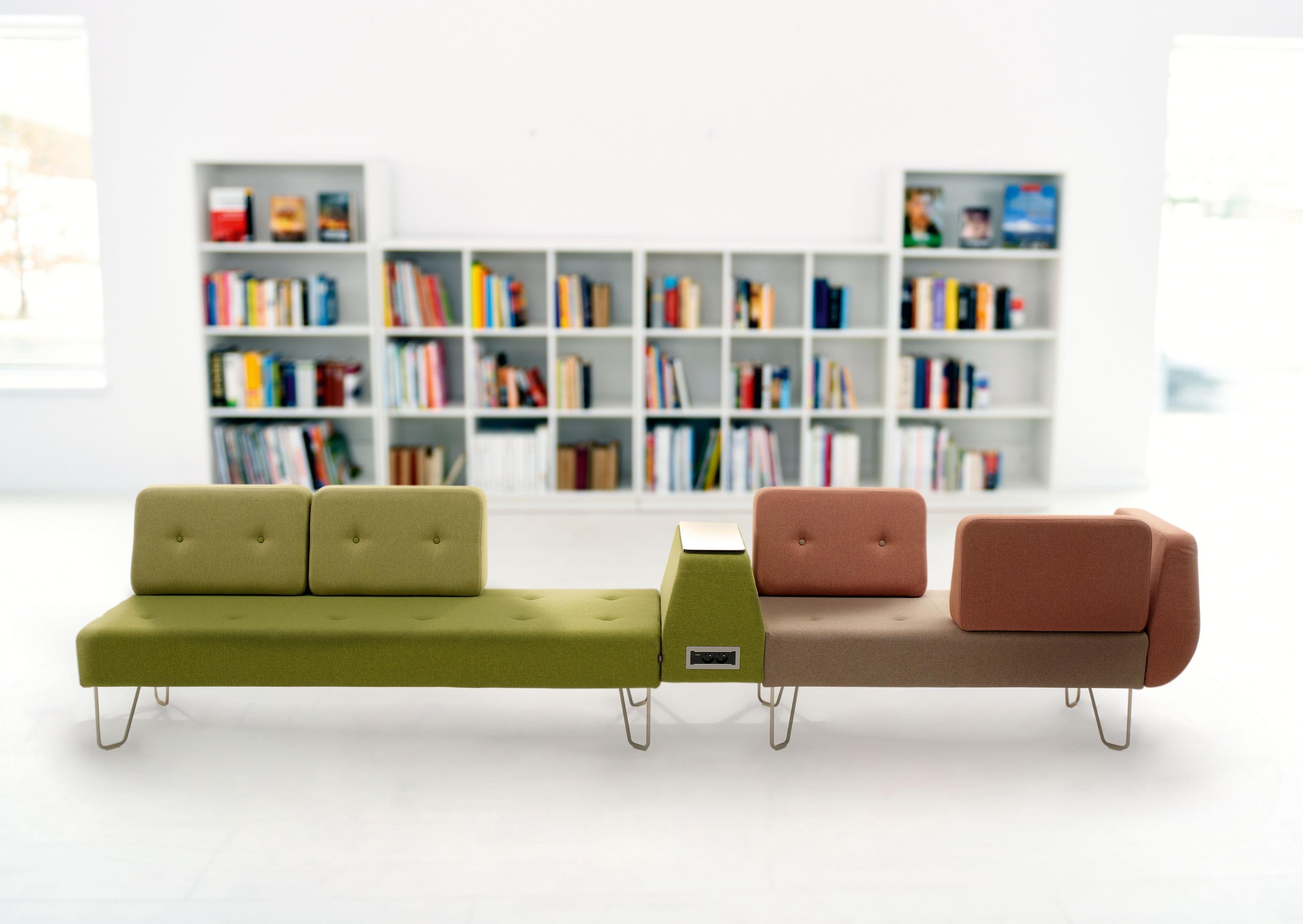 Sitzlandschaft Cool 4 vor Bücherregalen im Gruppenraum.