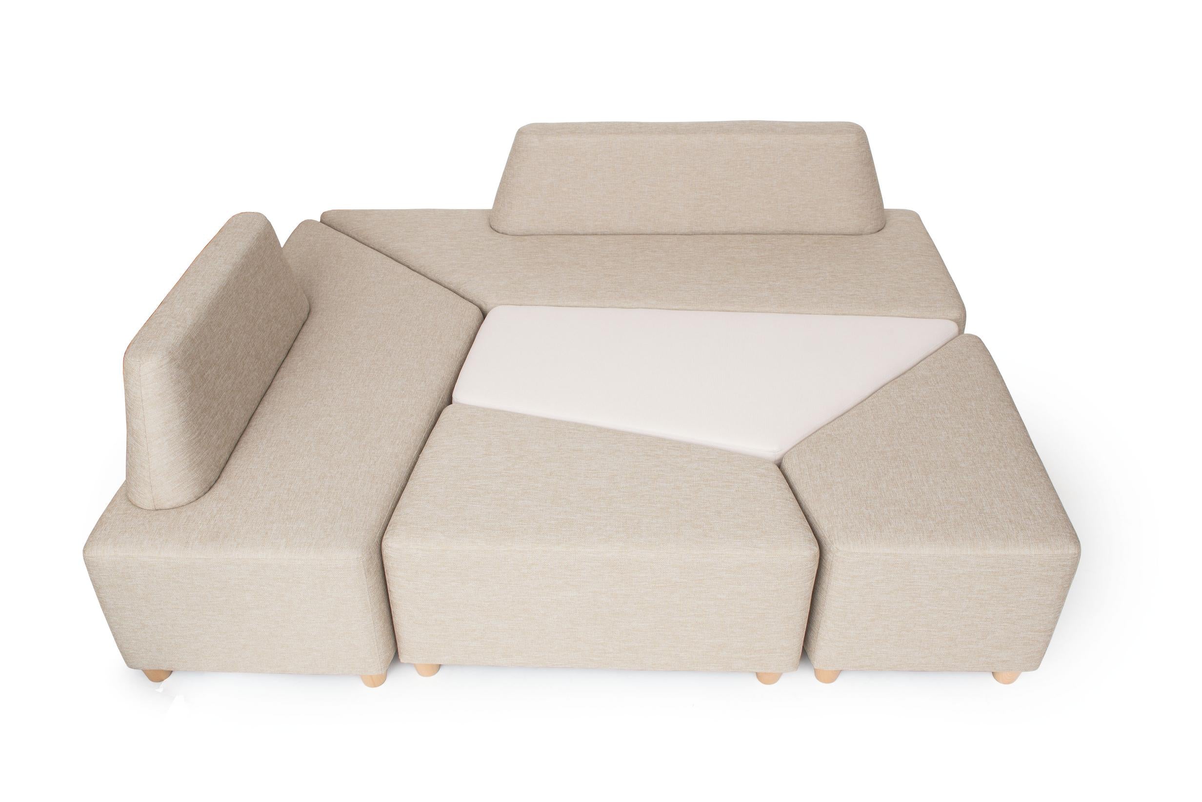 Beige Sitzlandschaft, modern und vielseitig. Perfekt fürs Foyer.