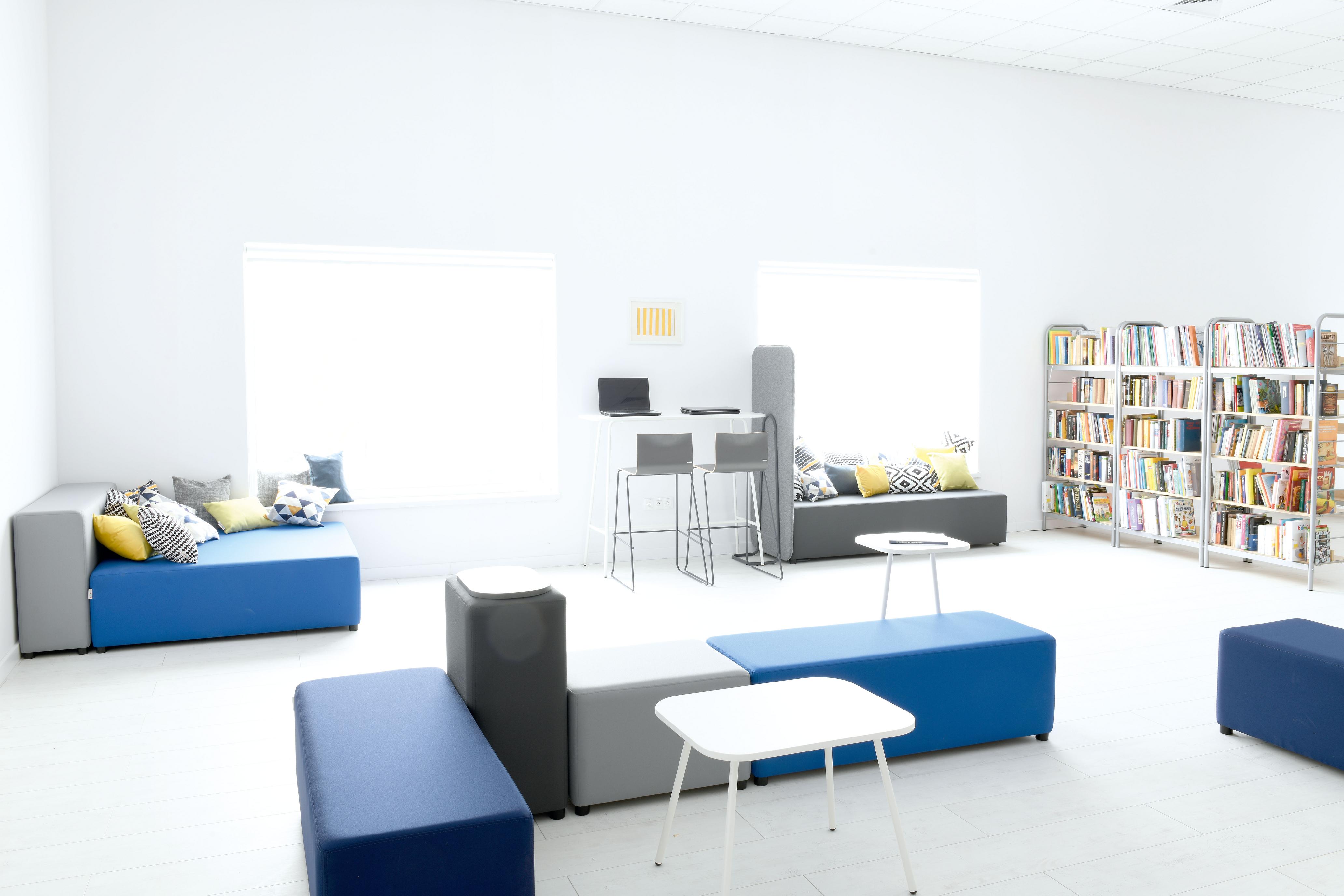 Moderne Sitzlandschaften und Loungemöbel in Schulumgebung.