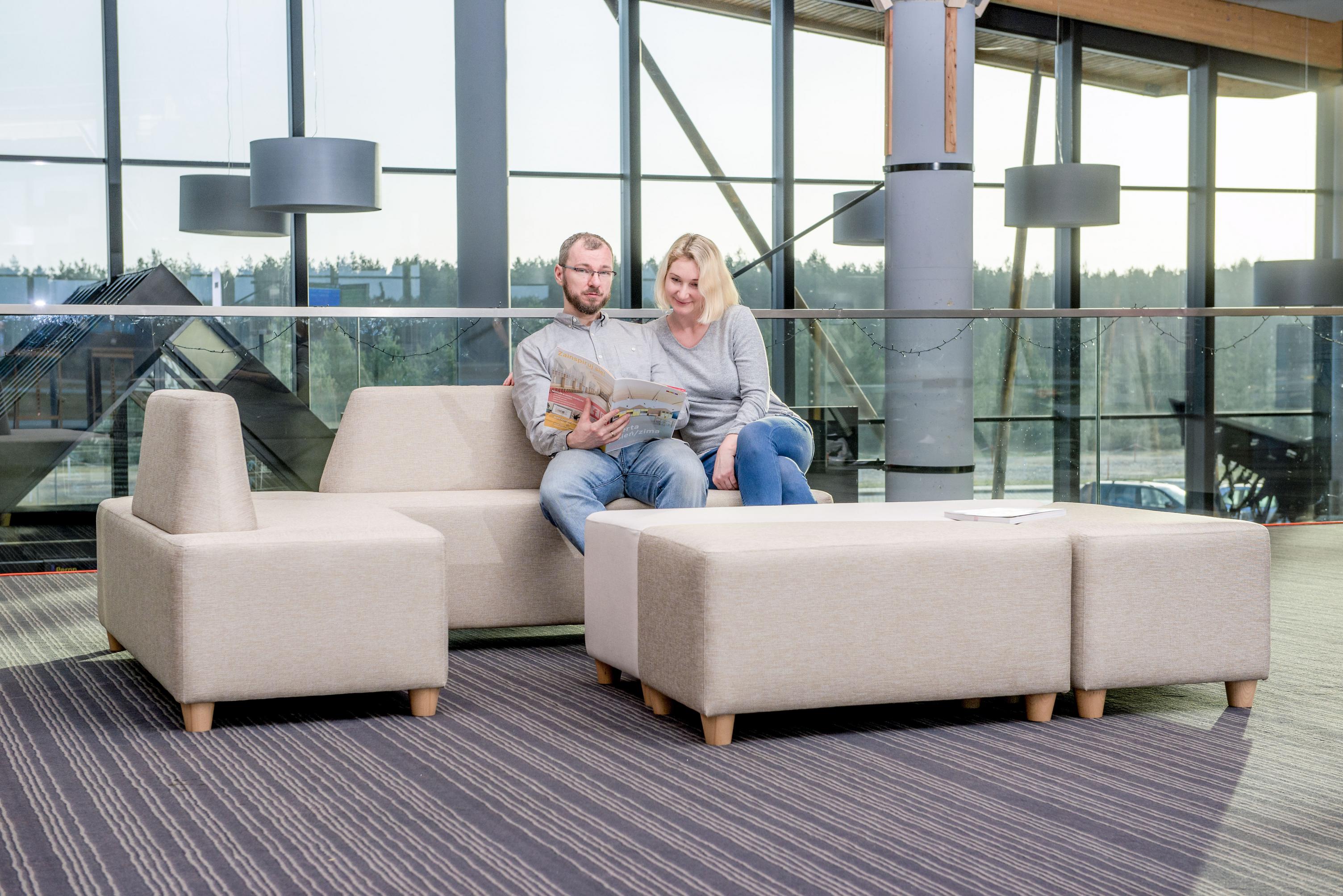 Sitzlandschaft für Foyer mit zwei sitzenden Personen.