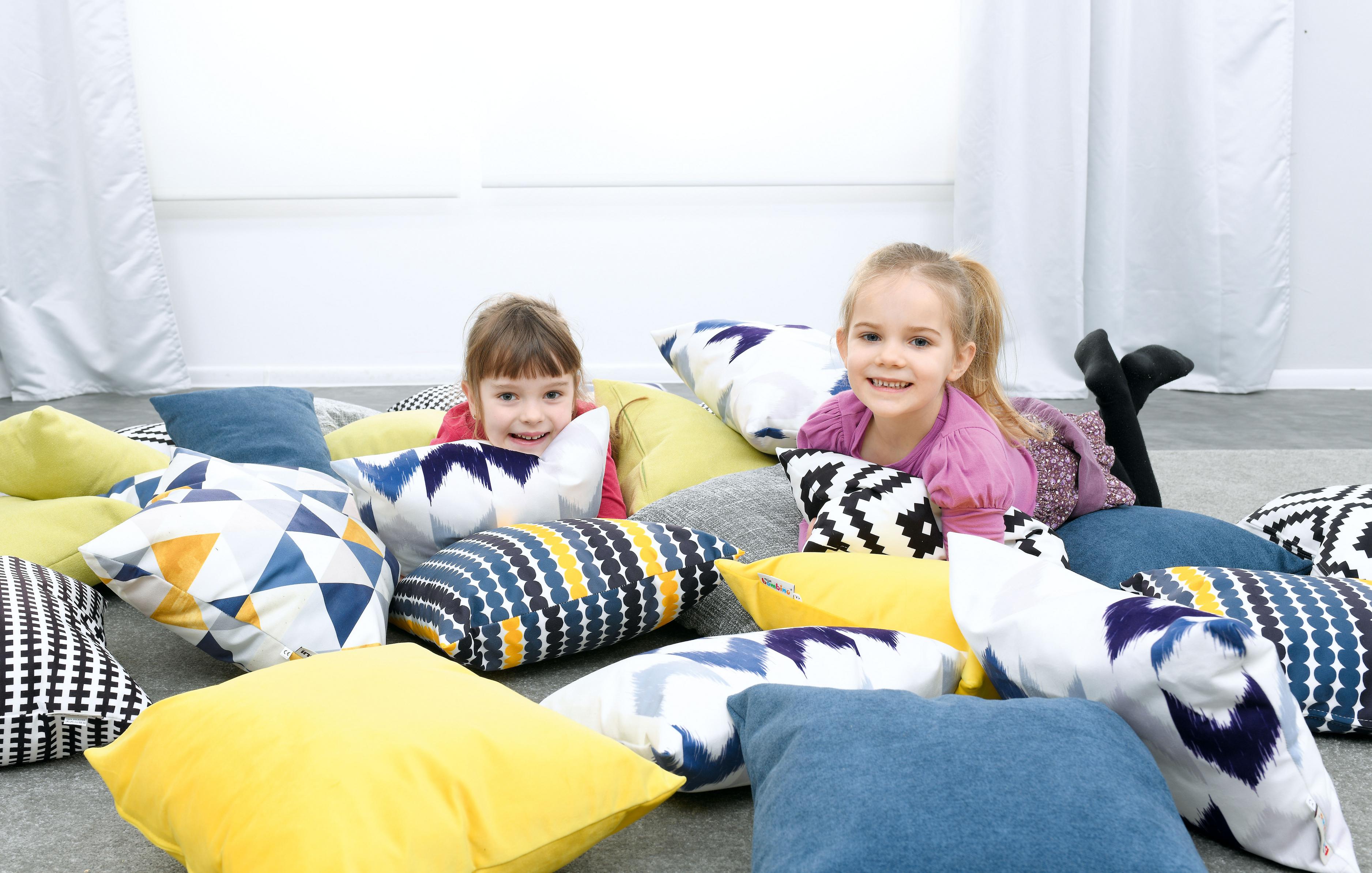Kissen für Sitzlandschaft, Kinder spielen darauf fröhlich.