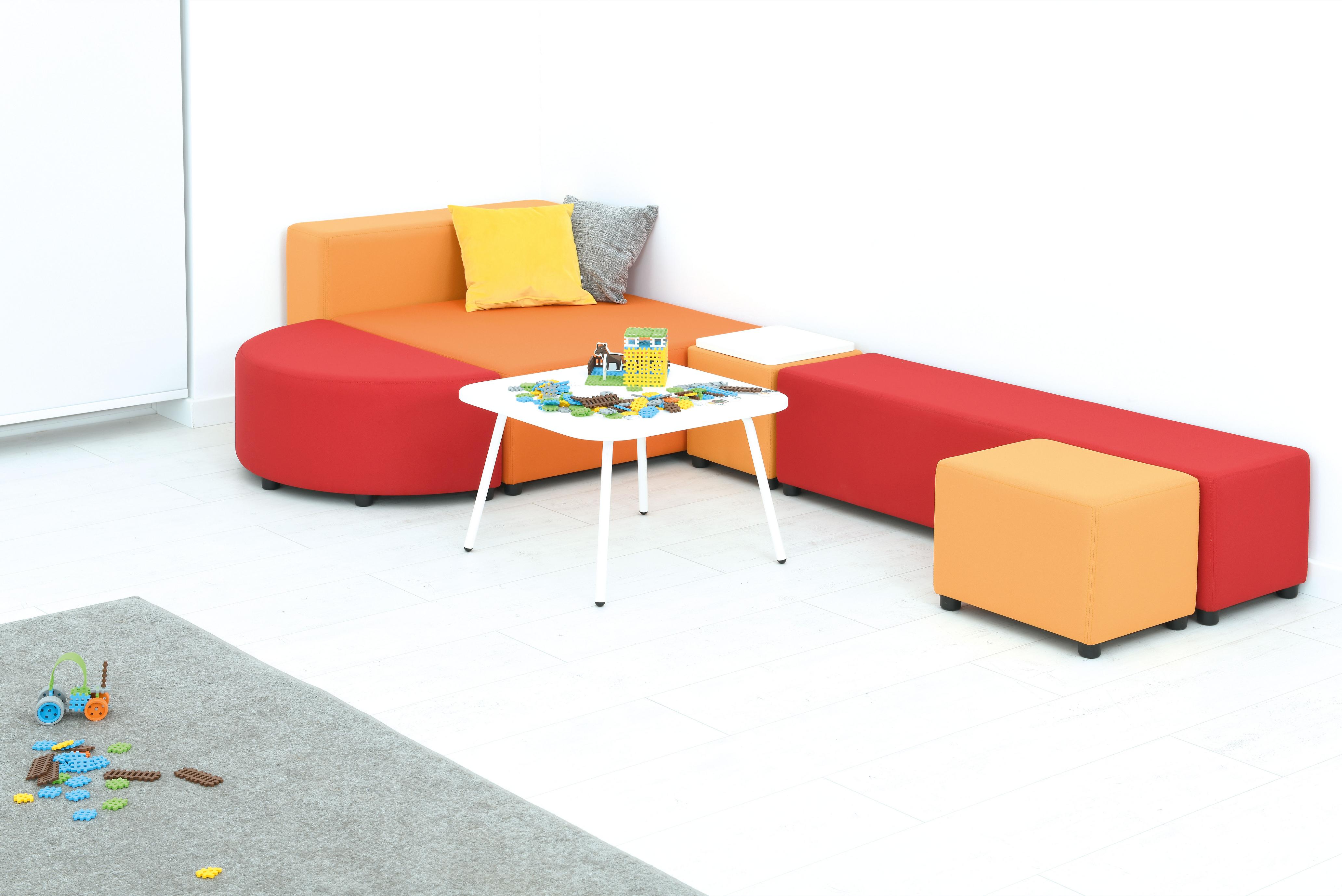 Modular Sitzlandschaft mit farbenfrohen Loungemöbeln und Tisch.